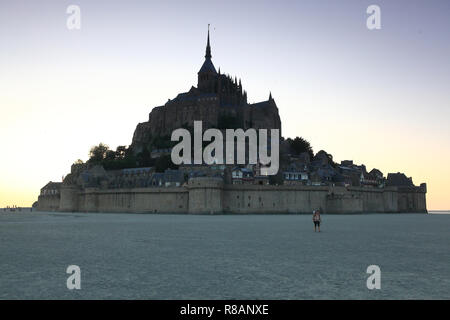 Mont Saint Michel, Frankreich. 26. Juli, 2018. Blick auf den Mont Saint Michel, die Lage ist die Auffahrt auf den Berg. | Verwendung der weltweiten Kredit: dpa/Alamy leben Nachrichten Stockfoto