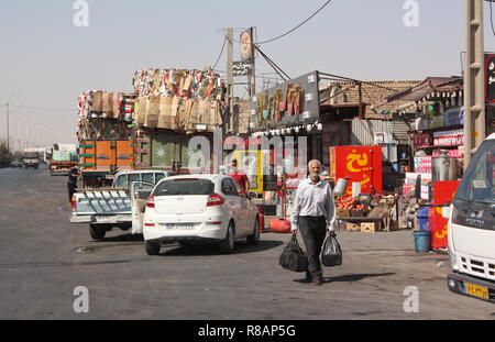 Yazd, Iran. 24 Okt, 2018. Iran - Street Szene auf eine Zufahrt in die Stadt Yazd, die Hauptstadt der Provinz mit dem gleichen Namen. Am 24.10. 2018. Credit: Rolf Zimmermann | Verwendung weltweit/dpa/Alamy leben Nachrichten Stockfoto