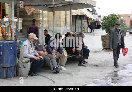 Isfahan, Iran. 26 Okt, 2018. Iran - Szene mit älteren Männern in einem ärmeren Viertel hinter der Freitagsmoschee Isfahan (Esfahan), Hauptstadt der Provinz, am Freitag von der Arbeit, der Basar sind meist geschlossen. Am 26.10. 2018. Credit: Rolf Zimmermann | Verwendung weltweit/dpa/Alamy leben Nachrichten Stockfoto