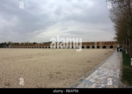 Isfahan, Iran. 26 Okt, 2018. Iran - Isfahan (Esfahan), Hauptstadt der Provinz mit dem Chadschu Bridge im Hintergrund. Trockenes Flussbett des Zayandeh Rud stromabwärts. Der einst reichsten Fluss in Iran heute überwiegend aufgrund von Regen und die Abzweigung von Wasser getrocknet zugunsten der Stadt Yazd. Am 26.10. 2018. Credit: Rolf Zimmermann | Verwendung weltweit/dpa/Alamy leben Nachrichten Stockfoto