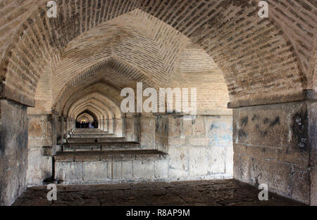 Isfahan, Iran. 26 Okt, 2018. Iran - Isfahan (Esfahan), Hauptstadt der Provinz mit dem gleichen Namen, Innenansicht des 33-Bogenbrücke. Die Brücke ist 290 Meter lang und wurde als ein zwei-stöckige Viadukt Das armenische Viertel mit den herrlichen Boulevard vier Garten zu verbinden. Es ist eines von elf Brücken über den Fluss Zayandeh Rud und für den Verkehr gesperrt. Der einst reichsten Fluss in Iran heute überwiegend aufgrund von Regen und die Abzweigung von Wasser getrocknet zugunsten der Stadt Yazd. Am 26.10. 2018. Credit: Rolf Zimmermann | Verwendung weltweit/dpa/Alamy leben Nachrichten Stockfoto