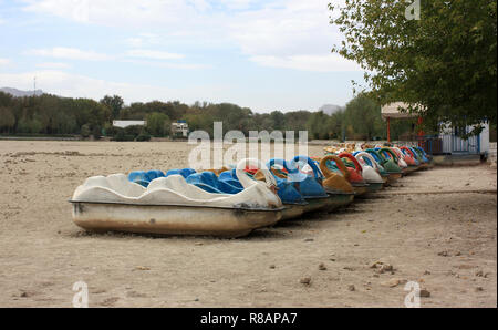 Isfahan, Iran. 26 Okt, 2018. Iran - Isfahan (Esfahan), Hauptstadt der Provinz mit dem gleichen Namen. Bunte Tretboote liegen auf dem Sand links. Der Fluss Zayandeh Rud, einst die reichste Fluss in Iran, wird heute meistens ausgetrocknet aufgrund mangelnder Niederschläge und die Abzweigung von Wasser zugunsten der Stadt Yazd. Am 26.10. 2018. Credit: Rolf Zimmermann | Verwendung weltweit/dpa/Alamy leben Nachrichten Stockfoto