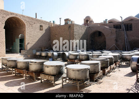 Yazd, Iran. 24 Okt, 2018. Iran - Yazd, auch Jasd, ist eine der ältesten Städte des Iran und Hauptstadt der gleichnamigen Provinz. Blick in einen Innenhof mit Kesseln, die Zubereitung von Speisen in der Islamischen Monat der Trauer Muharram. Am 24.10. 2018. Credit: Rolf Zimmermann | Verwendung weltweit/dpa/Alamy leben Nachrichten Stockfoto