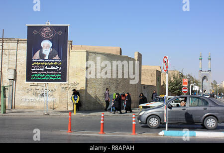 Yazd, Iran. 24 Okt, 2018. Iran - Yazd, auch Jasd, ist eine der ältesten Städte des Iran und Hauptstadt der gleichnamigen Provinz. Street Scene, an der Straßenecke ein Blau/gelbe Spendenbox zur Unterstützung der Bedürftigen, im Hintergrund der Moschee Amir Chakhm‰ gh (Amir-Chakmak). Am 24.10. 2018. Credit: Rolf Zimmermann | Verwendung weltweit/dpa/Alamy leben Nachrichten Stockfoto