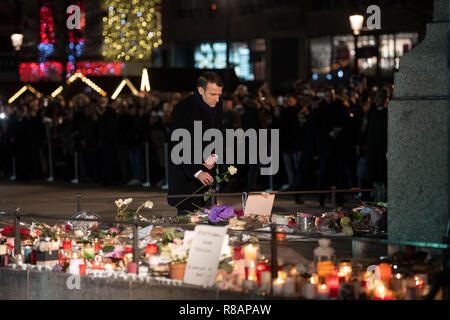 Straßburg, Frankreich. 14. Dez 2018. 14. Dezember 2018 Frankreich (Frankreich), Straßburg: Emmanuel Längestrich, Präsident von Frankreich, legt eine Blume. Zwei Tage nach dem Terroranschlag in Straßburg mit vier Toten, Polizei tötete die mutmaßlichen Attentäter Chekatt. Foto: Marijan Murat/dpa Quelle: dpa Picture alliance/Alamy leben Nachrichten Stockfoto