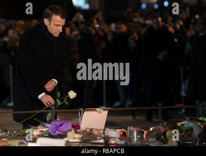 Straßburg, Frankreich. 14. Dez 2018. 14. Dezember 2018 Frankreich (Frankreich), Straßburg: Emmanuel Längestrich, Präsident von Frankreich, legt eine Blume. Zwei Tage nach dem Terroranschlag in Straßburg mit vier Toten, Polizei tötete die mutmaßlichen Attentäter Chekatt. Foto: Marijan Murat/dpa Quelle: dpa Picture alliance/Alamy leben Nachrichten Stockfoto