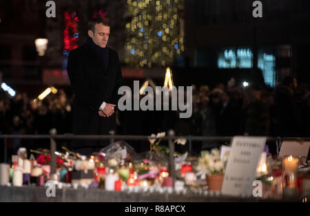 Straßburg, Frankreich. 14. Dez 2018. 14. Dezember 2018 Frankreich (Frankreich), Straßburg: Emmanuel Längestrich, Präsident von Frankreich, ist vor der brennenden Kerzen. Drei Tage nach dem Terroranschlag mit vier Tote in Straßburg, Frankreich Staatsoberhaupt von Emmanuel Längestrich in der elsässischen Metropole angekommen ist. Foto: Marijan Murat/dpa Quelle: dpa Picture alliance/Alamy leben Nachrichten Stockfoto