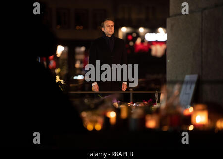 Straßburg, Frankreich. 14. Dez 2018. 14. Dezember 2018 Frankreich (Frankreich), Straßburg: Emmanuel Längestrich, Präsident von Frankreich, ist vor der brennenden Kerzen. Drei Tage nach dem Terroranschlag mit vier Tote in Straßburg, Frankreich Staatsoberhaupt von Emmanuel Längestrich in der elsässischen Metropole angekommen ist. Foto: Marijan Murat/dpa Quelle: dpa Picture alliance/Alamy leben Nachrichten Stockfoto