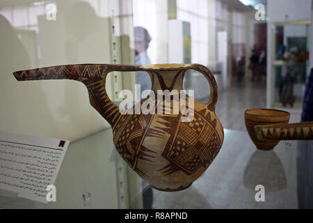 Teheran, Iran. 14 Okt, 2018. Iran - Farbige Keramik aus Susa, die in der iranischen National Museum in Teheran. Es beherbergt Exponate aus der frühen Altsteinzeit, die Sassanidischen Periode (vor-Islamischen), betrachtet der Iran größte Museum zu sein. Am 14.10.2018. Credit: Rolf Zimmermann | Verwendung weltweit/dpa/Alamy leben Nachrichten Stockfoto