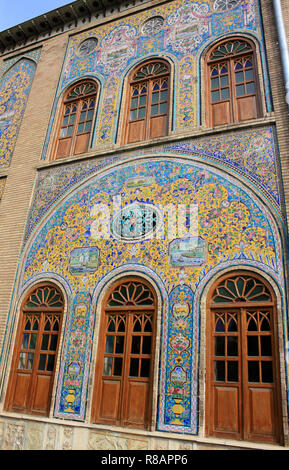 Teheran, Iran. 14 Okt, 2018. Iran - Golestan Palast (Palast der Blumen), der ehemaligen Palast der Qajars, liegt im Herzen von Teheran gelegen, gehörte zu einer Gruppe von Gebäuden des Persischen Herrscherfamilie, die alte Zitadelle von Teheran, war der offizielle Sitz der Persischen bis zur Errichtung der Islamischen Republik Monarchen, seit 2013 in die Liste der Weltkulturerbe der UNESCO, herrliche Fliesen Mosaike. Am 14.10.2018. Credit: Rolf Zimmermann | Verwendung weltweit/dpa/Alamy leben Nachrichten Stockfoto