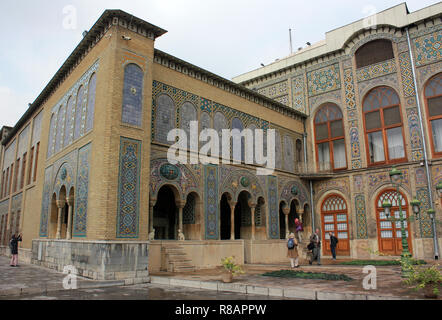 Teheran, Iran. 14 Okt, 2018. Iran - Golestan Palast (Palast der Blumen), der ehemaligen Palast der Qajars, liegt im Herzen von Teheran gelegen, gehörte zu einer Gruppe von Gebäuden des Persischen Herrscherfamilie, die alte Zitadelle von Teheran, war der offizielle Sitz der Persischen bis zur Errichtung der Islamischen Republik Monarchen, seit 2013 in die Liste der Weltkulturerbe der UNESCO, herrliche Fliesen Mosaike. Am 14.10.2018. Credit: Rolf Zimmermann | Verwendung weltweit/dpa/Alamy leben Nachrichten Stockfoto