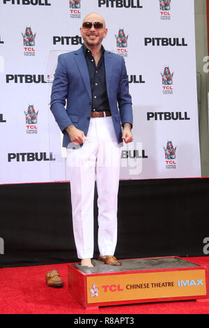 Hollywood, Kalifornien, USA. 14 Dez, 2018. Pitbull am Pitbulll Hand- und Fußabdruck Zeremonie an TCL Chinese Theatre in Hollywood, Kalifornien am 14. Dezember 2018. Credit: Faye Sadou/Medien Punch/Alamy leben Nachrichten Stockfoto