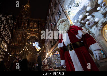 14. Dezember 2018 Frankreich (Frankreich), Strassburg: Eine kostümierte Santa Claus Schauspieler steht in der Nähe der Kathedrale. Zwei Tage nach dem Terroranschlag in Straßburg, Polizei tötete der angebliche Attentäter Chekatt. Foto: Marijan Murat/dpa Stockfoto