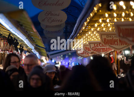 14. Dezember 2018 Frankreich (Frankreich), Strassburg: Menschen laufen zwischen den Ständen auf dem Weihnachtsmarkt. Zwei Tage nach dem Terroranschlag in Straßburg, Polizei tötete der angebliche Attentäter Chekatt. Foto: Marijan Murat/dpa Stockfoto