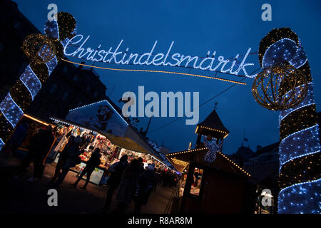 14. Dezember 2018 Frankreich (Frankreich), Strassburg: Das Wort "christkindelsmärik" an einen Eingang zu einem Weihnachtsmarkt gesehen werden kann. Zwei Tage nach dem Terroranschlag in Straßburg, Polizei tötete der angebliche Attentäter Chekatt. Foto: Marijan Murat/dpa Stockfoto