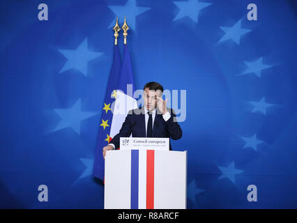 Brüssel, Belgien. 14 Dez, 2018. Der französische Präsident Emmanuel Längestrich spricht während einer Pressekonferenz am Ende des EU-Gipfels in Brüssel, Belgien, am Dez. 14, 2018. Credit: Ihr Pingfan/Xinhua/Alamy leben Nachrichten Stockfoto