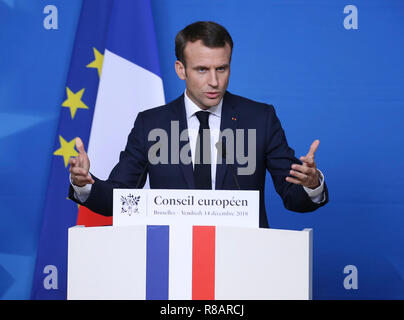 Brüssel, Belgien. 14 Dez, 2018. Der französische Präsident Emmanuel Längestrich spricht während einer Pressekonferenz am Ende des EU-Gipfels in Brüssel, Belgien, am Dez. 14, 2018. Credit: Ihr Pingfan/Xinhua/Alamy leben Nachrichten Stockfoto