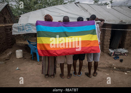 Kakuma, Turkana County, Kenia. 14 Okt, 2018. Ugandische LGBT-Flüchtlinge darstellen, in einem geschützten Bereich der Kakuma Flüchtlingslager im Nordwesten Kenias. Sie flohen, Uganda nach den anti-gay Gesetz im Jahr 2014 gebracht. Kakuma Flüchtlingslager im Nordwesten Kenias ist die Heimat von mehr als 180.000 Flüchtlinge und Asylbewerber, aus Ländern wie Uganda, Südsudan, Sudan, Äthiopien, Tansania und Somalia. Credit: Sally Hayden/SOPA Images/ZUMA Draht/Alamy leben Nachrichten Stockfoto