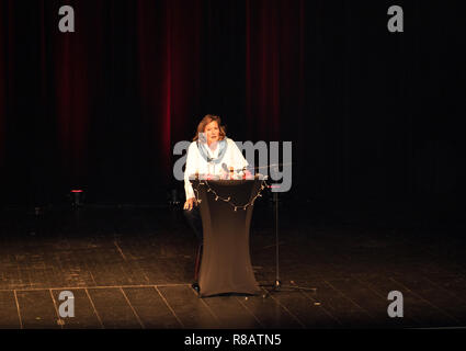 Meppen, Emsland, Deutschland. 14. Dezember 2018. Die Schauspielerin Suzanne von borsody präsentiert heute Abend das Buch "Erika - oder der verborgene Sinn des Lebens"" von Elke Heidenreich am Theater Meppen emsland Deutschland Quelle: BMF/Alamy leben Nachrichten Stockfoto