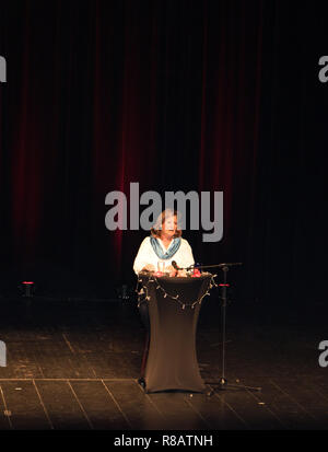 Meppen, Emsland, Deutschland. 14. Dezember 2018. Die Schauspielerin Suzanne von borsody präsentiert heute Abend das Buch "Erika - oder der verborgene Sinn des Lebens"" von Elke Heidenreich am Theater Meppen emsland Deutschland Quelle: BMF/Alamy leben Nachrichten Stockfoto