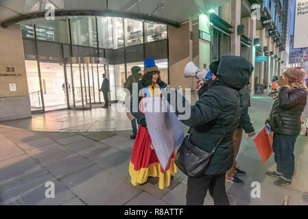 London, Großbritannien. 14. Dezember 2018. Aktivisten protestieren außerhalb Euroclear, einem J P Morgan Tochtergesellschaft in der City von London Calling für das Unternehmen über $ 1 Mrd., die die venezolanische Regierung zurückzukehren. gesendet, Medikamente und Lebensmittel für Venezuela zu kaufen. Euroclear akzeptiert das Geld trotz US-Sanktionen, die an Ort und Stelle waren, aber jetzt behauptet, diese Sanktionen von der Rückgabe verhindern, was bedeutet, dass viele Venezolaner, vor allem Kinder, sterben, weil der Mangel an Medikamenten. Credit: Peter Marschall/Alamy leben Nachrichten Stockfoto