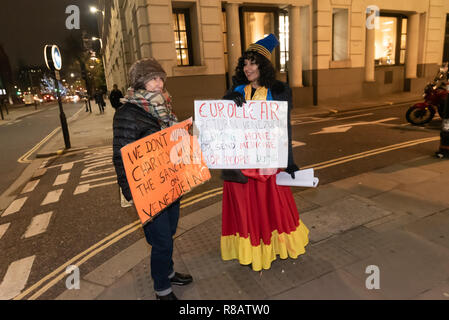 London, Großbritannien. 14. Dezember 2018. Aktivisten protestieren außerhalb Euroclear, einem J P Morgan Tochtergesellschaft in der City von London Calling für das Unternehmen über $ 1 Mrd., die die venezolanische Regierung zurückzukehren. gesendet, Medikamente und Lebensmittel für Venezuela zu kaufen. Euroclear akzeptiert das Geld trotz US-Sanktionen, die an Ort und Stelle waren, aber jetzt behauptet, diese Sanktionen von der Rückgabe verhindern, was bedeutet, dass viele Venezolaner, vor allem Kinder, sterben, weil der Mangel an Medikamenten. Credit: Peter Marschall/Alamy leben Nachrichten Stockfoto