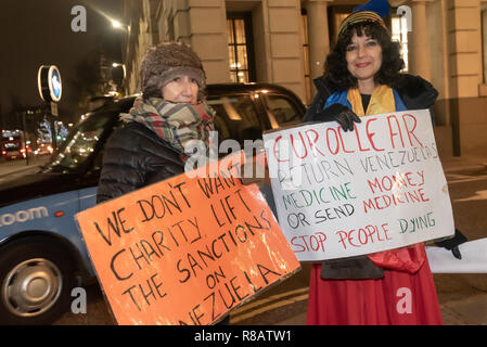 London, Großbritannien. 14. Dezember 2018. Aktivisten protestieren außerhalb Euroclear, einem J P Morgan Tochtergesellschaft in der City von London Calling für das Unternehmen über $ 1 Mrd., die die venezolanische Regierung zurückzukehren. gesendet, Medikamente und Lebensmittel für Venezuela zu kaufen. Euroclear akzeptiert das Geld trotz US-Sanktionen, die an Ort und Stelle waren, aber jetzt behauptet, diese Sanktionen von der Rückgabe verhindern, was bedeutet, dass viele Venezolaner, vor allem Kinder, sterben, weil der Mangel an Medikamenten. Credit: Peter Marschall/Alamy leben Nachrichten Stockfoto