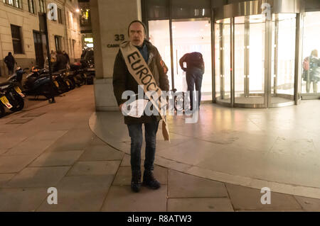 London, Großbritannien. 14. Dezember 2018. Aktivisten protestieren außerhalb Euroclear, einem J P Morgan Tochtergesellschaft in der City von London Calling für das Unternehmen über $ 1 Mrd., die die venezolanische Regierung zurückzukehren. gesendet, Medikamente und Lebensmittel für Venezuela zu kaufen. Euroclear akzeptiert das Geld trotz US-Sanktionen, die an Ort und Stelle waren, aber jetzt behauptet, diese Sanktionen von der Rückgabe verhindern, was bedeutet, dass viele Venezolaner, vor allem Kinder, sterben, weil der Mangel an Medikamenten. Credit: Peter Marschall/Alamy leben Nachrichten Stockfoto
