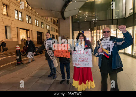 London, Großbritannien. 14. Dezember 2018. Aktivisten protestieren außerhalb Euroclear, einem J P Morgan Tochtergesellschaft in der City von London Calling für das Unternehmen über $ 1 Mrd., die die venezolanische Regierung zurückzukehren. gesendet, Medikamente und Lebensmittel für Venezuela zu kaufen. Euroclear akzeptiert das Geld trotz US-Sanktionen, die an Ort und Stelle waren, aber jetzt behauptet, diese Sanktionen von der Rückgabe verhindern, was bedeutet, dass viele Venezolaner, vor allem Kinder, sterben, weil der Mangel an Medikamenten. Credit: Peter Marschall/Alamy leben Nachrichten Stockfoto