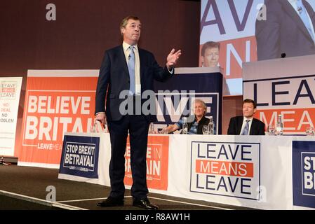 London, Großbritannien. 14. Dezember 2018: London 14. Dezember 2018: Nigel Farage auf der Bühne verlassen bedeutet Kundgebung an der Queen Elizabeth Conference Center verlassen. Credit: Claire Doherty/Alamy leben Nachrichten Stockfoto