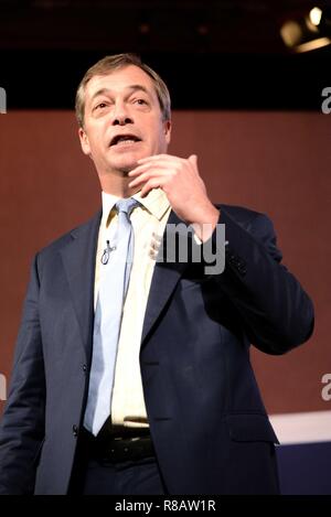 London, Großbritannien. 14. Dezember 2018: London 14. Dezember 2018: Nigel Farage sprechen zu lassen bedeutet Kundgebung an der Queen Elizabeth Conference Center verlassen. Credit: Claire Doherty/Alamy leben Nachrichten Stockfoto