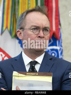 Datei Foto. 14 Dez, 2018. Präsident Trumpf am Freitag genannt Mick Mulvaney, Direktor des Amtes für Verwaltung und Haushalt, der Stabschef im Weißen Haus. Im Bild: Oktober 17, 2018 - Washington, District of Columbia, USA, Direktor des Amtes für Management und Haushalt (OMB) MICK MULVANEY hört als Präsidenten der Vereinigten Staaten Donald J. Trumpf spricht mit der Presse als trifft er sich mit den Arbeitnehmern auf die Beseitigung der Vorschriften, auch bekannt als "'Red tape'' im Oval Office des Weißen Hauses. Credit: Ron Sachs/CNP/ZUMA Draht/Alamy leben Nachrichten Stockfoto