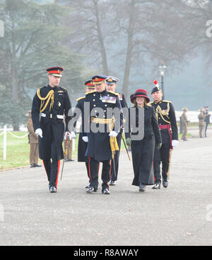 Der Herzog von Cambridge, Prinz William gesehen, Ihre Majestät die Königin wie die Überprüfung der Officer bei der Souveränen Parade. Der souveräne Parade am Ende jeder Begriff markiert den Übergang von Sandhurst von Officer Kadetten, der die Inbetriebnahme Kurs abgeschlossen haben. Die Parade wird der Abschluss der intensiven Ausbildung von einem Jahr für 169 officer Kadetten aus dem Vereinigten Königreich und 25 von 19 überseeischen Ländern Royal Military Academy Sandhurst. Stockfoto