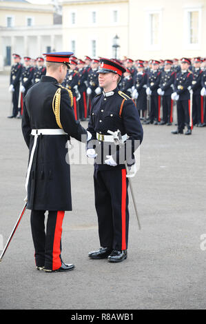 Der Herzog von Cambridge, Prinz William gesehen, Ihre Majestät die Königin wie die Überprüfung der Officer bei der Souveränen Parade. Der souveräne Parade am Ende jeder Begriff markiert den Übergang von Sandhurst von Officer Kadetten, der die Inbetriebnahme Kurs abgeschlossen haben. Die Parade wird der Abschluss der intensiven Ausbildung von einem Jahr für 169 officer Kadetten aus dem Vereinigten Königreich und 25 von 19 überseeischen Ländern Royal Military Academy Sandhurst. Stockfoto