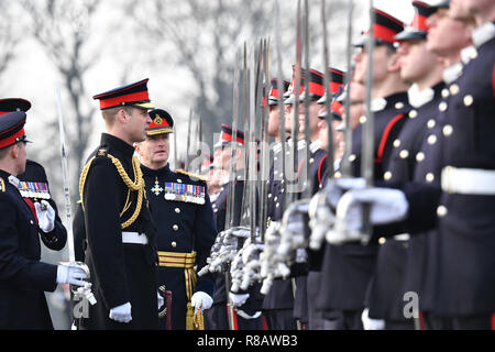 Der Herzog von Cambridge, Prinz William gesehen, Ihre Majestät die Königin wie die Überprüfung der Officer bei der Souveränen Parade. Der souveräne Parade am Ende jeder Begriff markiert den Übergang von Sandhurst von Officer Kadetten, der die Inbetriebnahme Kurs abgeschlossen haben. Die Parade wird der Abschluss der intensiven Ausbildung von einem Jahr für 169 officer Kadetten aus dem Vereinigten Königreich und 25 von 19 überseeischen Ländern Royal Military Academy Sandhurst. Stockfoto