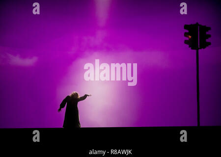 Berlin, Deutschland. 12 Dez, 2018. Antonia Bill erscheint an der Volksbühne während der Foto Probe des Stücks "haußmanns Staatssicherheitstheater" von Leander Haußmann. Credit: Christoph Soeder/dpa/Alamy leben Nachrichten Stockfoto