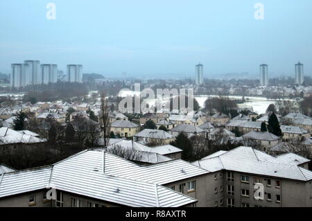 Glasgow, Schottland, Großbritannien, 15. UK Wetter: Ein gelber Alarm für schlechtes Wetter in den nächsten Tagen sah Sturm Deidre erscheinen über Nacht als Scots bis zu einer Winterlandschaft Szene mit Schnee überall und Versprechungen der schlimmsten Unwetter Unterbrechungen für die gesamte Region zu kommen. Kredit Gerard Fähre / alamy Leben Nachrichten Stockfoto