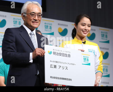 Tokio, Japan. 14 Dez, 2018. Die japanische Schauspielerin Alice Hirose (R) ist auf einen Botschafter des Projekts Meiji Yasuda Life Insurance für Gesundheit leben Aktivität (Kenkatsu) von Meiji Yasuda Präsident Akio Negishi in Tokio am Freitag, 14. Dezember 2018 genannt. Meiji Yasuda und Japan's Professional Football League J-League weitere vier Jahre Partnerschaft und J-League Meisterschaft Spiele. Credit: Yoshio Tsunoda/LBA/Alamy leben Nachrichten Stockfoto