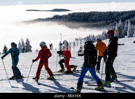 Feldberg im Schwarzwald, Deutschland. 15 Dez, 2018. Skifahrer Ski über ein Meer von Wolken auf einer Piste. Die ersten Aufzüge auf dem Feldberg im Schwarzwald eröffnet. Quelle: Patrick Seeger/dpa/Alamy leben Nachrichten Stockfoto