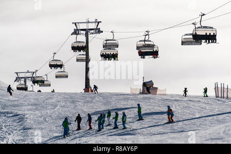 Feldberg im Schwarzwald, Deutschland. 15 Dez, 2018. Skifahrer Ski unter einem Sessellift über die Piste. Die ersten Aufzüge auf dem Feldberg im Schwarzwald eröffnet. Quelle: Patrick Seeger/dpa/Alamy leben Nachrichten Stockfoto