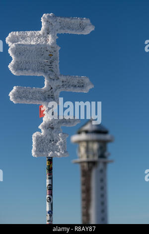 Feldberg im Schwarzwald, Deutschland. 15 Dez, 2018. Es gibt Wanderwege Beschilderung völlig vereist. Die ersten Aufzüge auf dem Feldberg im Schwarzwald eröffnet. Quelle: Patrick Seeger/dpa/Alamy leben Nachrichten Stockfoto