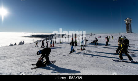 Feldberg im Schwarzwald, Deutschland. 15 Dez, 2018. Skifahren über das Meer der Wolken. Die ersten Aufzüge auf dem Feldberg im Schwarzwald eröffnet. Quelle: Patrick Seeger/dpa/Alamy leben Nachrichten Stockfoto