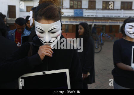 Kathmandu, Nepal. 15 Dez, 2018. Aktivisten tragen Masken Phase ein symbolischer Protest Stimme gegen Tierquälerei an basantapur Durbar Square, ein Weltkulturerbe der Unesco in Kathmandu, Nepal am Samstag, 15. Dezember 2018 zu erheben. Credit: Skanda Gautam/ZUMA Draht/Alamy leben Nachrichten Stockfoto