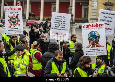 München, Bayern, Deutschland. 15 Dez, 2018. In einem Versuch, die revolutionäre Gilets Jaunes Bewegung aus Frankreich nach Deutschland bringen, die 'Aufstehen'' Gruppe ('Stand Up'') eine gelbe Weste Demonstration organisiert am Münchner Max Joseph Platz Reformen zu verlangen, dass sie die Vermietung Krise, Mangel an Wohnraum, Privatisierung zu lösen und andere Probleme in der Stadt. Credit: ZUMA Press, Inc./Alamy leben Nachrichten Stockfoto