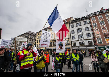 München, Bayern, Deutschland. 15 Dez, 2018. In einem Versuch, die revolutionäre Gilets Jaunes Bewegung aus Frankreich nach Deutschland bringen, die 'Aufstehen'' Gruppe ('Stand Up'') eine gelbe Weste Demonstration organisiert am Münchner Max Joseph Platz Reformen zu verlangen, dass sie die Vermietung Krise, Mangel an Wohnraum, Privatisierung zu lösen und andere Probleme in der Stadt. Credit: ZUMA Press, Inc./Alamy leben Nachrichten Stockfoto