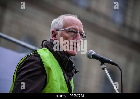 München, Bayern, Deutschland. 15 Dez, 2018. In einem Versuch, die revolutionäre Gilets Jaunes Bewegung aus Frankreich nach Deutschland bringen, die 'Aufstehen'' Gruppe ('Stand Up'') eine gelbe Weste Demonstration organisiert am Münchner Max Joseph Platz Reformen zu verlangen, dass sie die Vermietung Krise, Mangel an Wohnraum, Privatisierung zu lösen und andere Probleme in der Stadt. Credit: ZUMA Press, Inc./Alamy leben Nachrichten Stockfoto