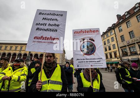 München, Bayern, Deutschland. 15 Dez, 2018. In einem Versuch, die revolutionäre Gilets Jaunes Bewegung aus Frankreich nach Deutschland bringen, die 'Aufstehen'' Gruppe ('Stand Up'') eine gelbe Weste Demonstration organisiert am Münchner Max Joseph Platz Reformen zu verlangen, dass sie die Vermietung Krise, Mangel an Wohnraum, Privatisierung zu lösen und andere Probleme in der Stadt. Credit: ZUMA Press, Inc./Alamy leben Nachrichten Stockfoto