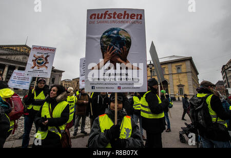 München, Bayern, Deutschland. 15 Dez, 2018. In einem Versuch, die revolutionäre Gilets Jaunes Bewegung aus Frankreich nach Deutschland bringen, die 'Aufstehen'' Gruppe ('Stand Up'') eine gelbe Weste Demonstration organisiert am Münchner Max Joseph Platz Reformen zu verlangen, dass sie die Vermietung Krise, Mangel an Wohnraum, Privatisierung zu lösen und andere Probleme in der Stadt. Credit: ZUMA Press, Inc./Alamy leben Nachrichten Stockfoto