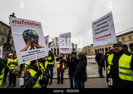 München, Bayern, Deutschland. 15 Dez, 2018. In einem Versuch, die revolutionäre Gilets Jaunes Bewegung aus Frankreich nach Deutschland bringen, die 'Aufstehen'' Gruppe ('Stand Up'') eine gelbe Weste Demonstration organisiert am Münchner Max Joseph Platz Reformen zu verlangen, dass sie die Vermietung Krise, Mangel an Wohnraum, Privatisierung zu lösen und andere Probleme in der Stadt. Credit: ZUMA Press, Inc./Alamy leben Nachrichten Stockfoto