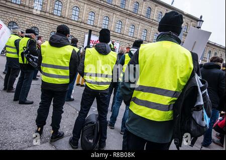 München, Bayern, Deutschland. 15 Dez, 2018. In einem Versuch, die revolutionäre Gilets Jaunes Bewegung aus Frankreich nach Deutschland bringen, die 'Aufstehen'' Gruppe ('Stand Up'') eine gelbe Weste Demonstration organisiert am Münchner Max Joseph Platz Reformen zu verlangen, dass sie die Vermietung Krise, Mangel an Wohnraum, Privatisierung zu lösen und andere Probleme in der Stadt. Credit: ZUMA Press, Inc./Alamy leben Nachrichten Stockfoto